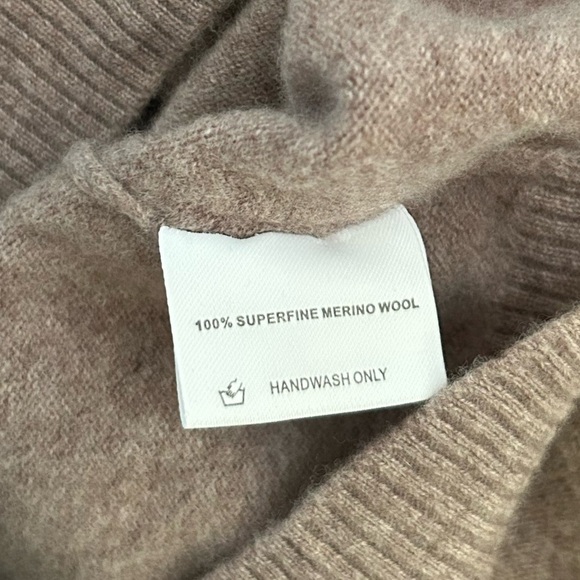 Liny Xin Medium Pure Merino Crewneck Sweater - Picture 3 of 3